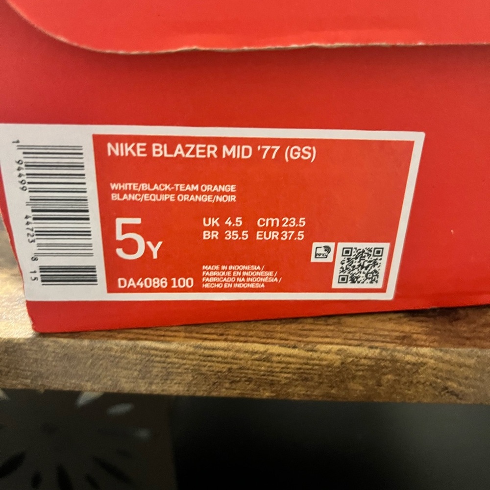 Women’s Nike blazers (like-new) - Picture 6 of 6
